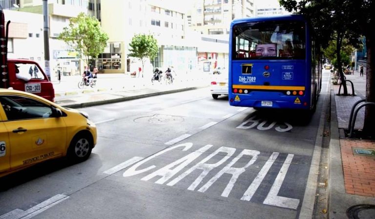 Esta es la multa a la que se expone por usar los carriles exclusivos de bus en Bogotá