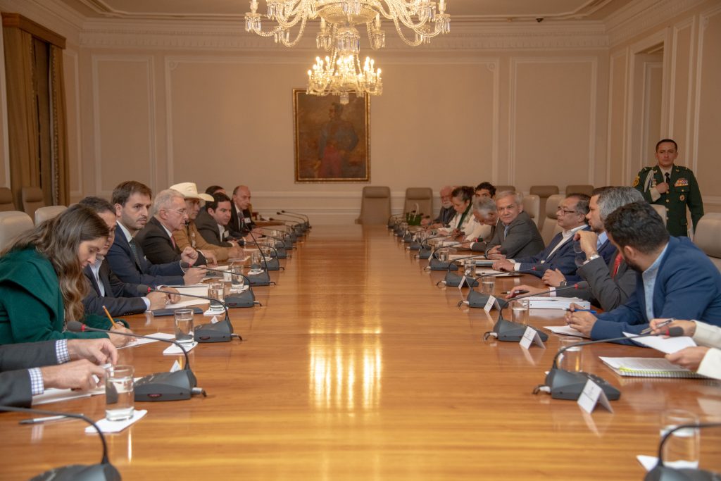 Terminó la extensa reunión de Petro y el expresidente Álvaro Uribe para tratar la reforma de salud y alcanzar posibles acuerdos.
