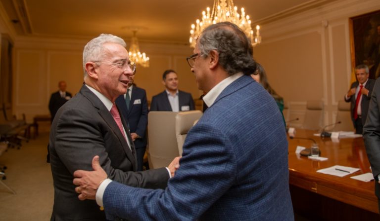 Reunión entre Petro y Uribe concluye sin acuerdos por reforma a la salud