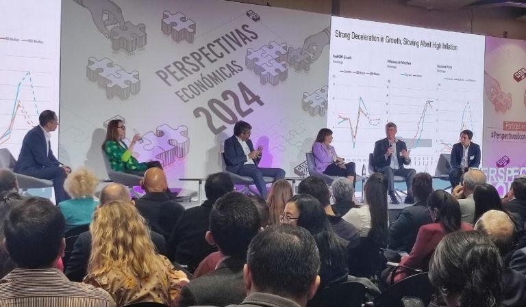 Fitch y S&P ven difícil que Colombia recupere grado de inversión en 2025 como dice el gobierno Petro