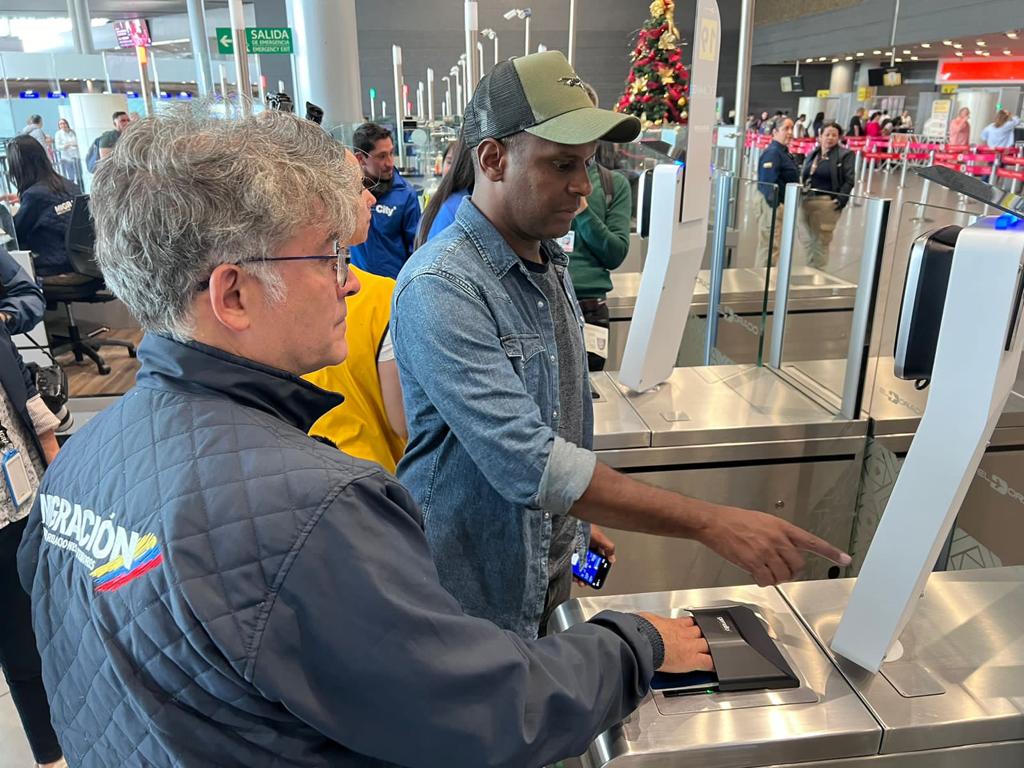 Identificación en aeropuerto de Colombia