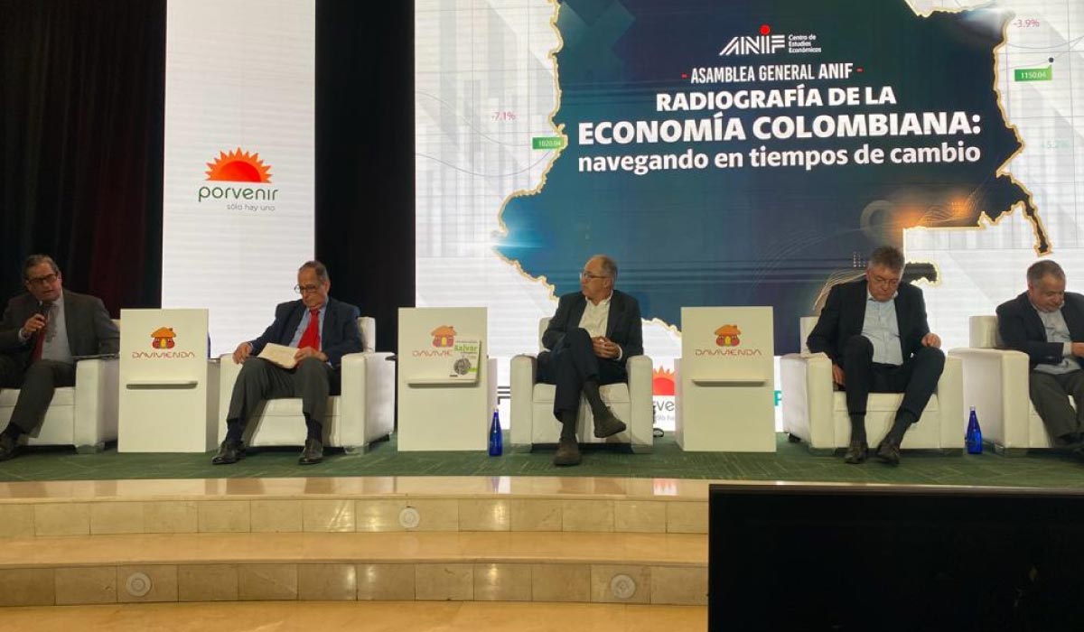 Exministros de Hacienda sobre panorama fiscal de Colombia.