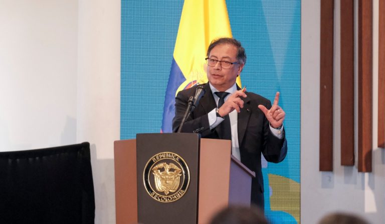 Petro dice que en Colombia no está cayendo la inversión, sino las existencias