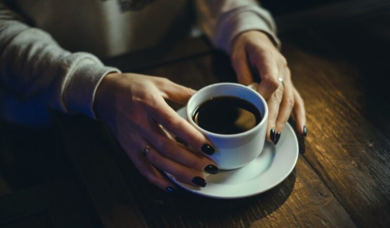 ¿Con qué frecuencia consumen y compran café los colombianos?