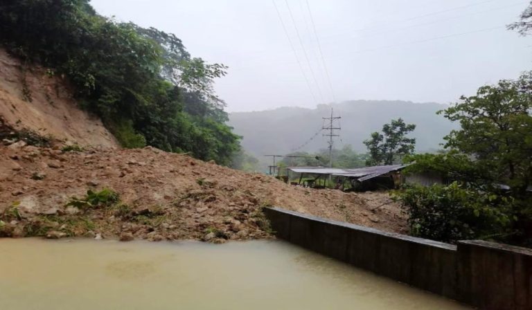Cerrada vía que conecta a Medellín con Quibdó por deslizamiento que deja cerca de 40 muertos