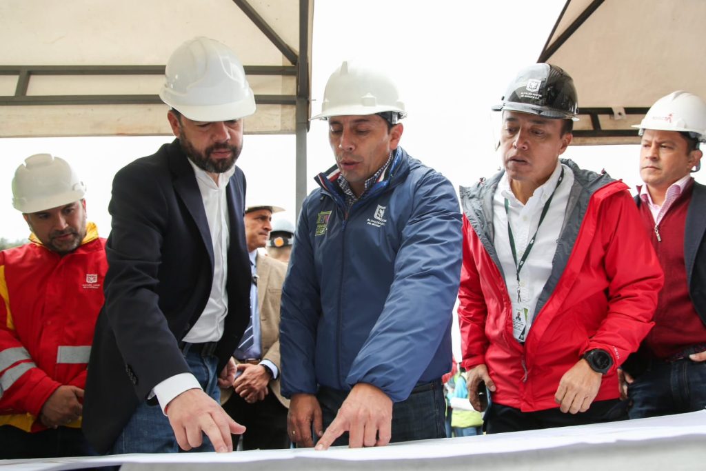 Carlos Fernando Galán, alcalde de Bogotá visitando el progreso de las obras. 