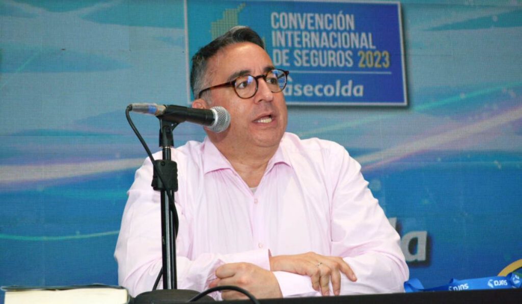 Gustavo Morales en rueda de prensa de Fasecolda