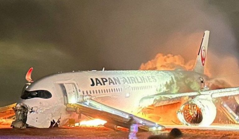Avión de Japan Airlines choca contra aeronave militar y se incendia en Tokio