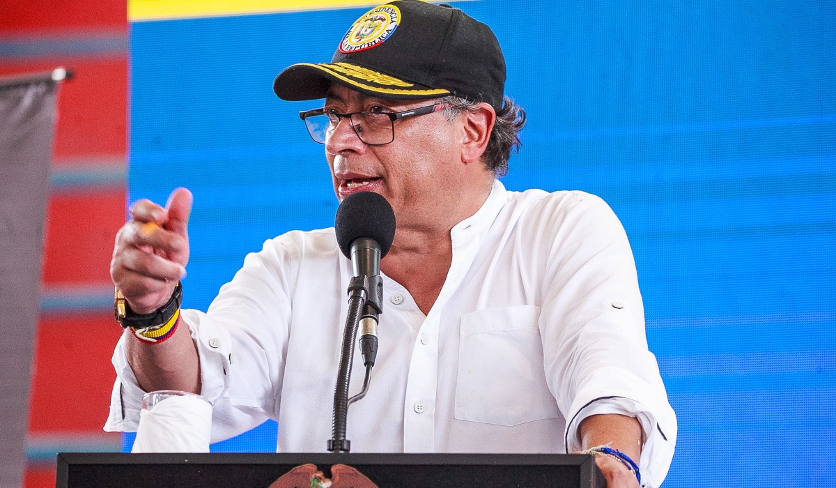 Presidente Gustavo Petro critica licencias ambientales.