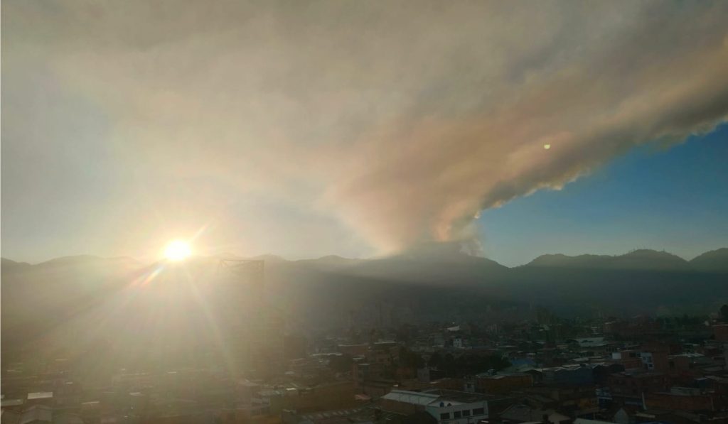 Así luce el incendio del cerro El Cable en Bogotá hoy. 