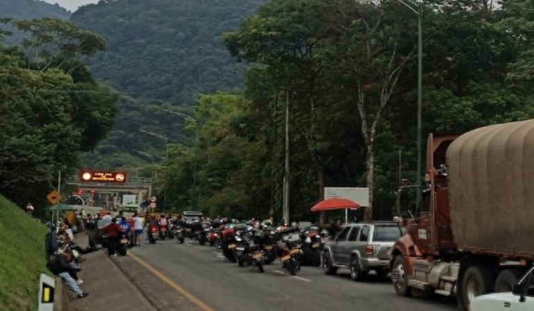 Cerrado el paso en la vía que conecta a Bogotá con Villavicencio por protestas