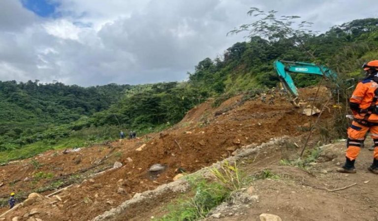Petro declara desastre natural por tragedia en vía que conecta Medellín con Quibdó, trasladará $500.000 millones