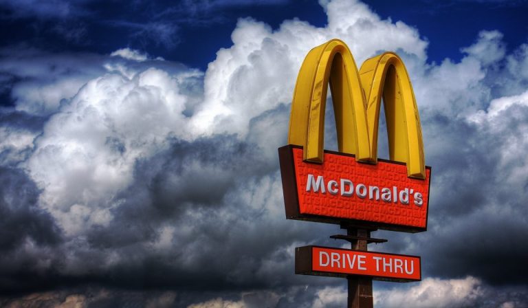 McDonald’s elevó sus ingresos en 2023, pero sintió impacto de conflicto en Medio Oriente